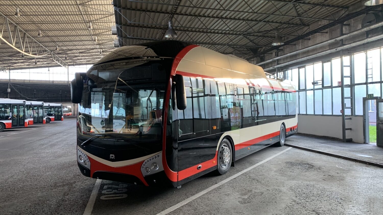 Trolejbus SOR TNS 12 výrobního čísla 041 určený pro DPMJ v areálu garáží Klíčov. (foto: Cegelec)