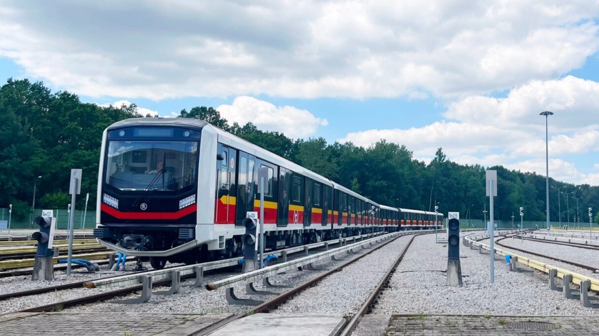 Škodovácké metro ve Varšavě sveze první cestující