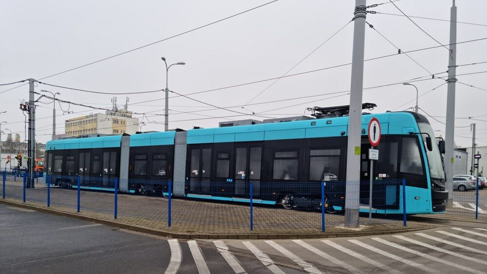 Tramvaj Pesa Twist z dodávky pro Craiovu v Olsztyně. (zdroj: transport-publiczny.pl)