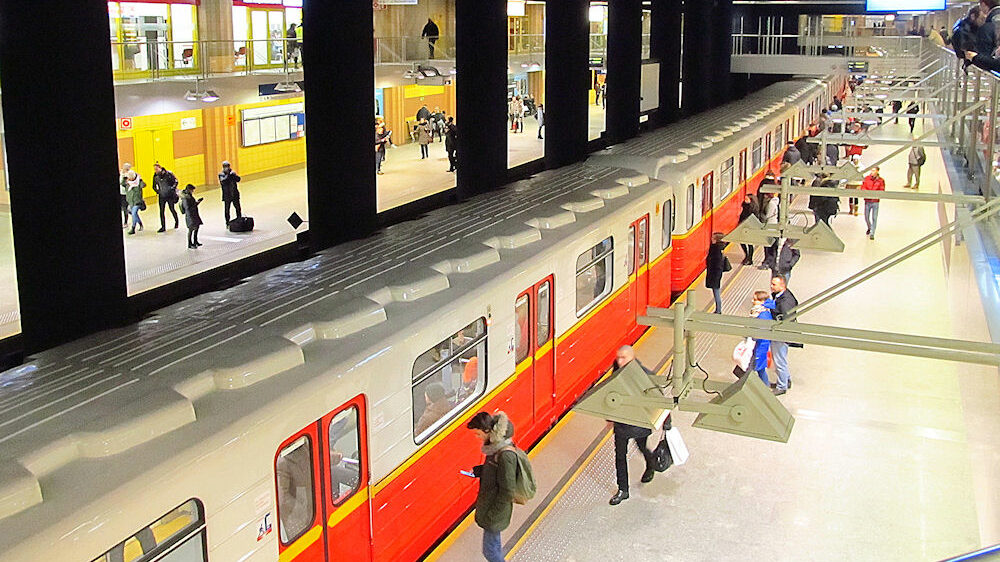 Nové jednotky metra z produkce Škody Transportation jezdí už tři. Provozní rezerva je ale především kvůli náročné údržbě sovětských vlaků 81-717 nedostatečná. (foto: Janusz Jakubowski; zdroj: Flickr.com)