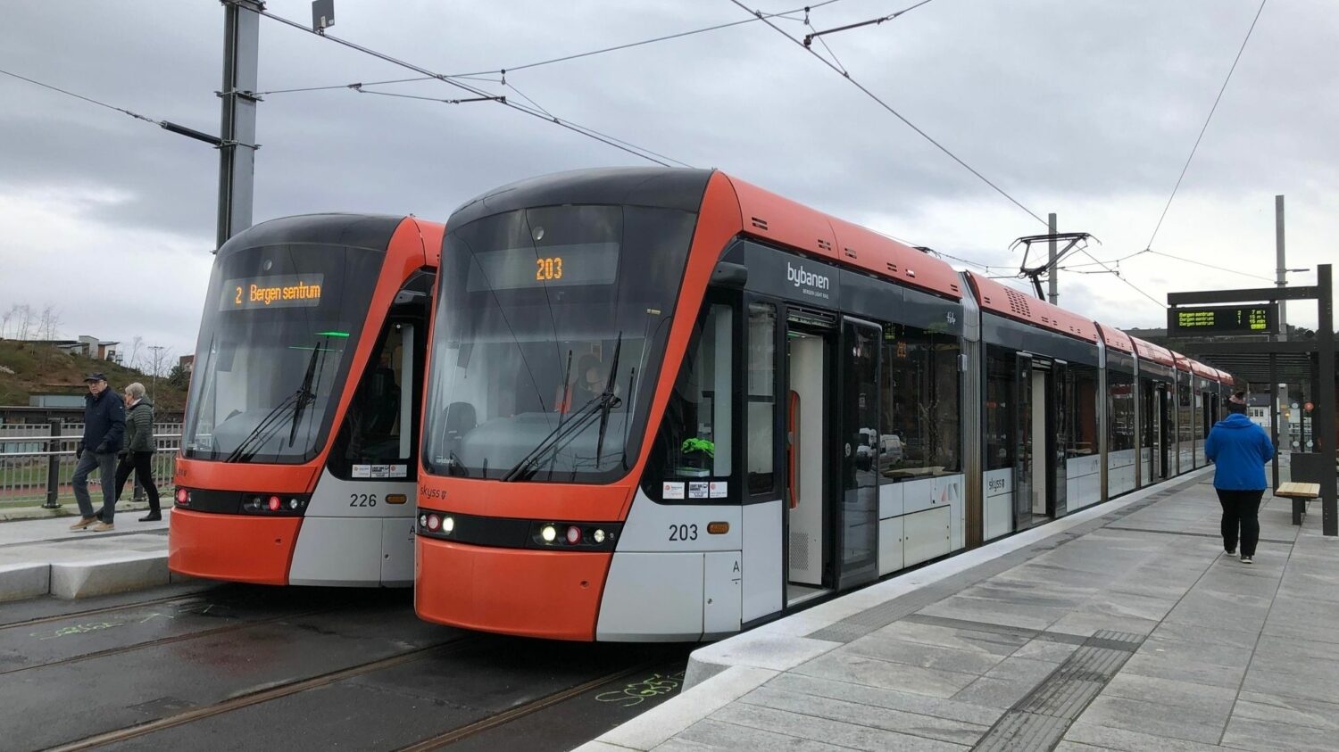 Pro provoz v síti bergenských tramvají slouží celkem 34 vozů Stadler Variobahn o délce cca 42 m. (foto: Rikard Ågren)
