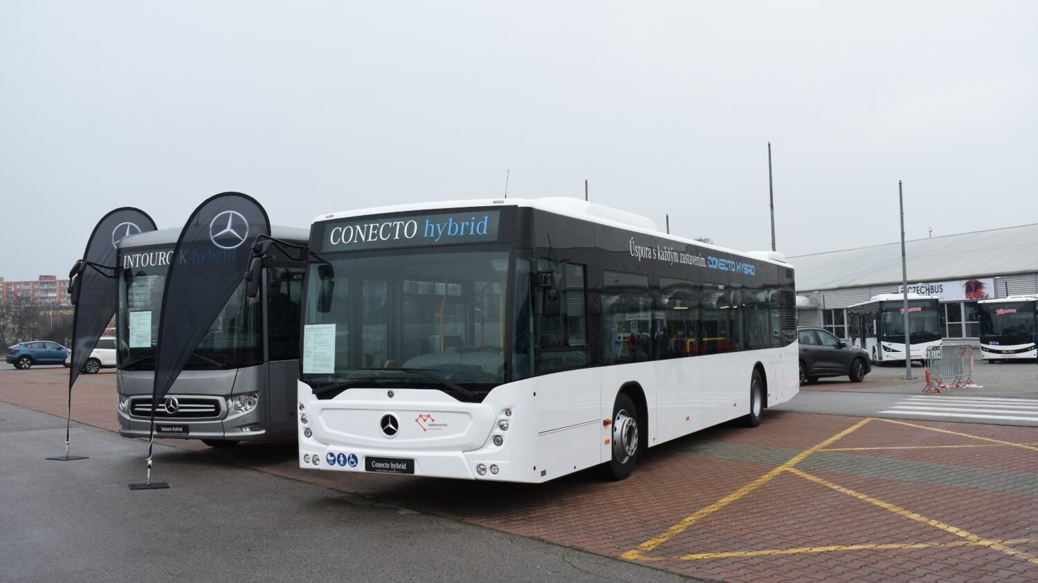 První z 23 autobusů Mercedes-Benz Conecto hybrid pro Jablonec nad Nisou u vstupu do letňanského výstaviště. (foto: Libor Hinčica)