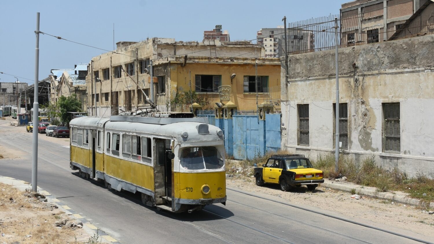 Původní kodaňské tramvaje Düwag jsou stále v provozu v egyptské Alexandrii. Nedaleko místní vozovny byl zachycen jeden z vozů ve společnosti místního nejtypičtějšího představitele taxíků. (foto: Libor Hinčica)