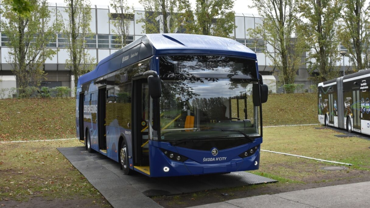 Do Prahy míří vodíkový autobus Škoda H’City