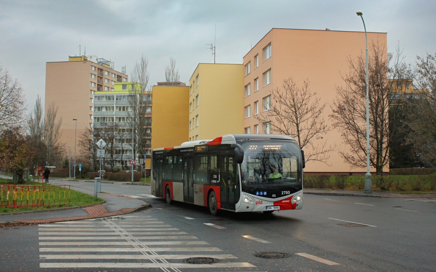 První SOR NS 12 diesel oděný do nového barevného schématu PID se v pondělí 21. 11. 2022 rozjíždí na lince 222 ze zastávky Libošovická v Horních Počernicích. (foto: Radek Jareš)