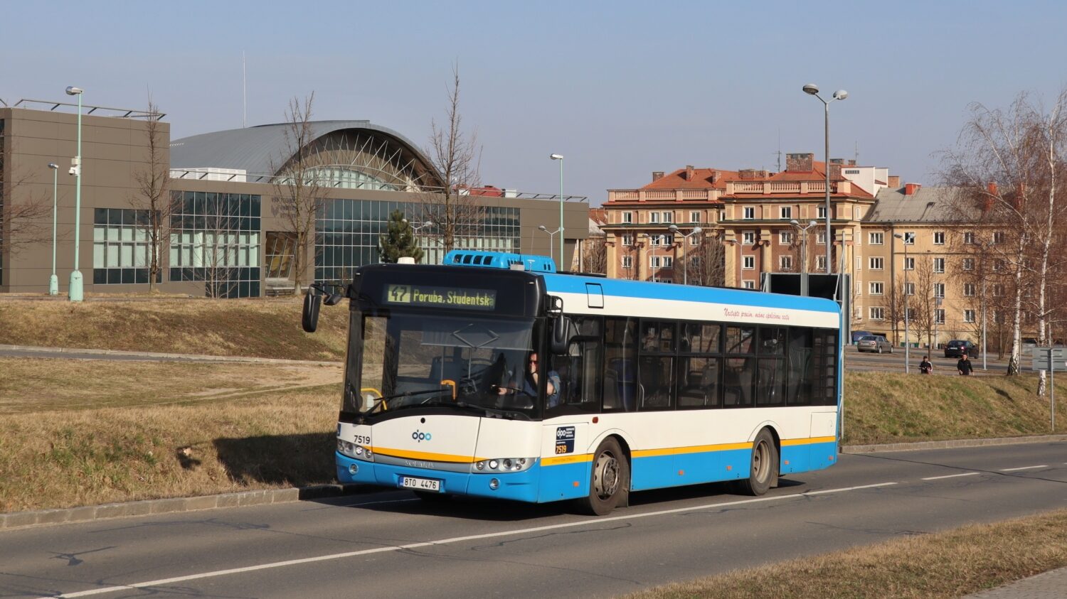 Autobus Solaris Urbino 10 ev. č. 7519 je jedním z posledních třech zástupců svého typu v Ostravě. (foto: Bc. Vojtěch Jandásek)