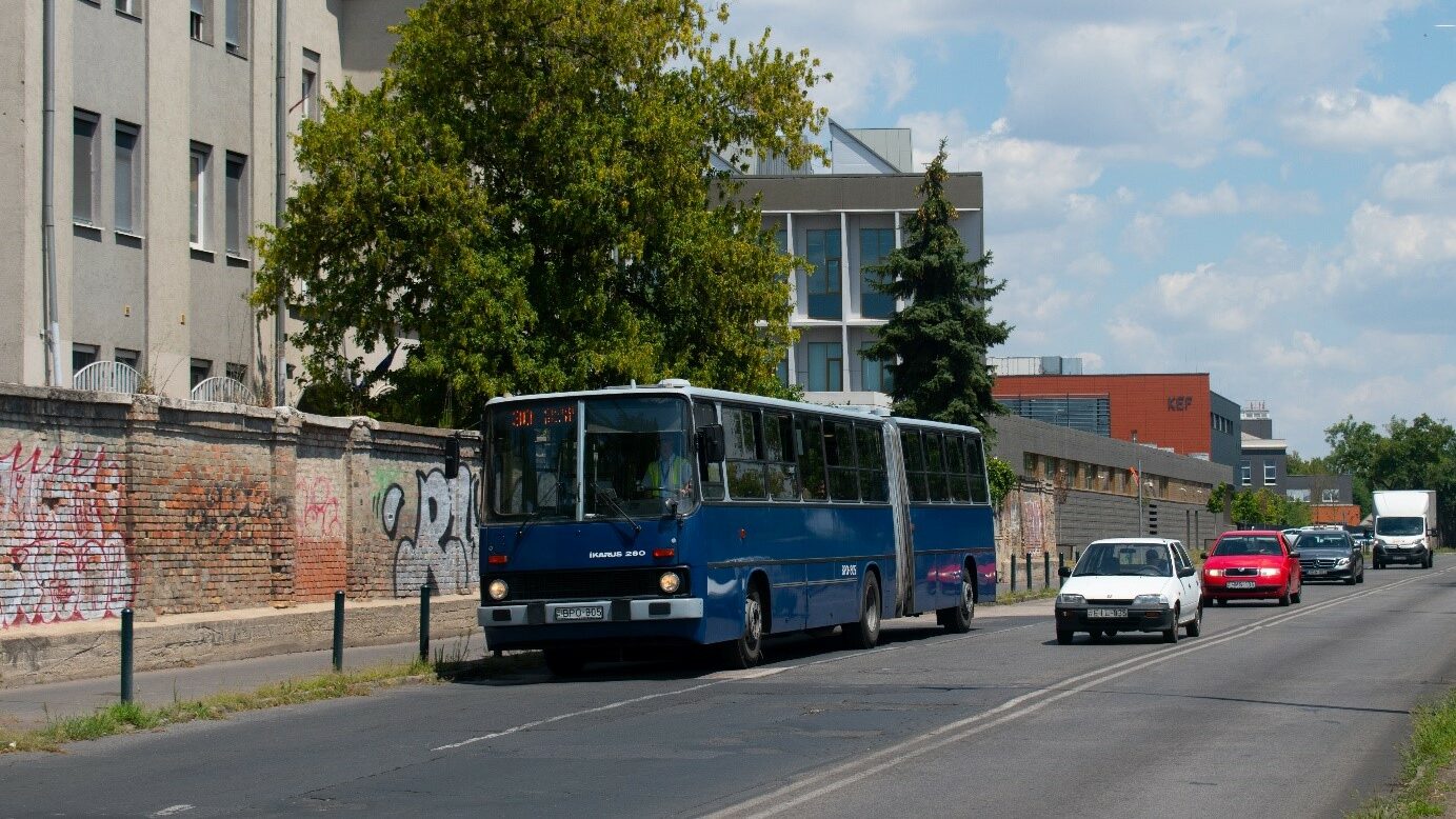 Ikarus 280 v červenci tohoto roku na lince 30 projíždí ulicí Vágány utca. (foto: Jiří Mejstřík) 