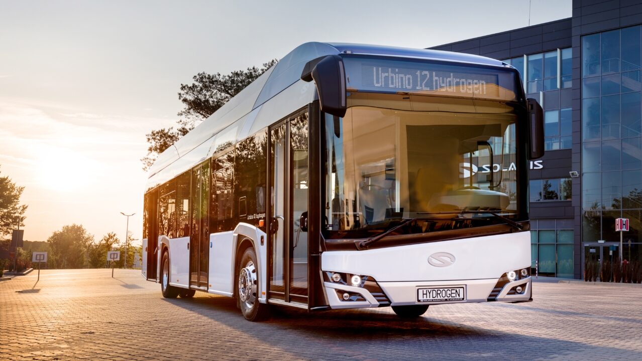 Autobus Solaris Urbino 12 hydrogen na propagační fotografii výrobce. (foto: Solaris Bus & Coach)