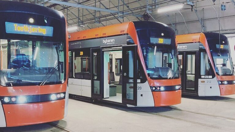 Tramvaje Stadler Variobahn odstavené v podzemní vozovně v rámci zkoušky dne 13. 10. 2022. (zdroj: Bybanen Utbygging)