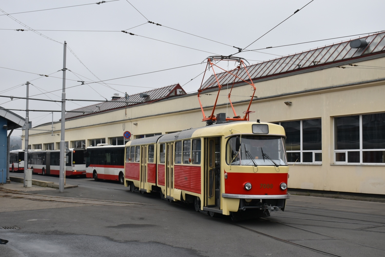 První pražská tramvaj typu K2 při dokončovacích pracech v Medlánkách. (foto: DPMB)