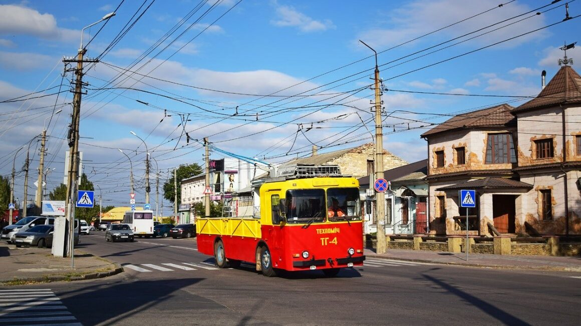 Trolejbusy a tramvaje v Mykolajivě distribuují pitnou vodu