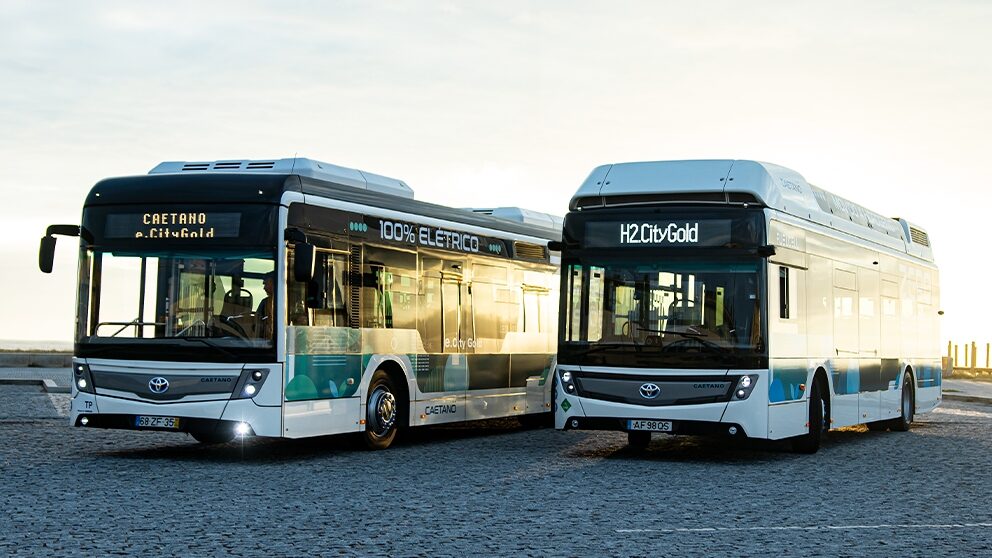 Od léta 2021 je pro elektrobusy a vodíkové autobusy z produkce CaetanoBus používáno logo japonského výrobce Toyota, který firmu částečně ovládá. (foto: CaetanoBus)