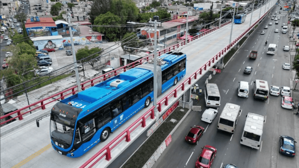 Jediný nadzemní trolejbusový koridor na světě byl otevřen v říjnu 2022. Trolejbusy jsou však na něm často k vidění se sklopenými sběrači. (foto: Semovi)