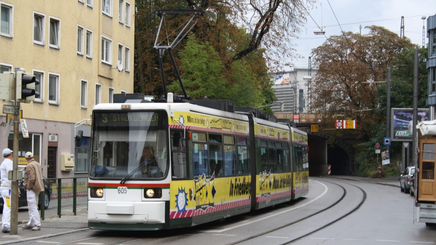 Tramvaj typu GT6M v Augsburgu dne 14. 9. 2009. Celkem bylo do města dodáno 11 těchto vozů. Jeden z nich jako náhrada nehodou zničeného prototypu. (zdroj: Wikipedia.org, foto: Roehrensee)