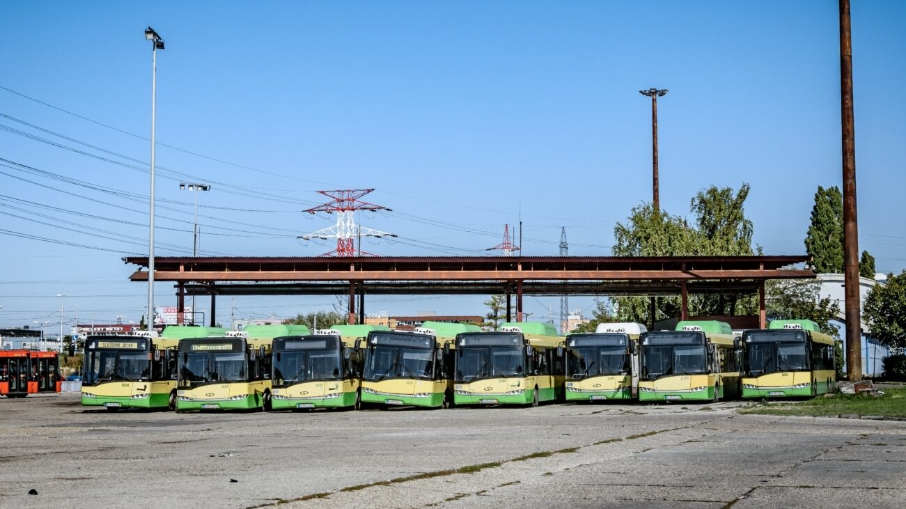 Odstavené autobusy Solaris Urbino 15 CNG v září 2019 ve vozovně Jurajov dvor, z nichž některé již byly vyřazeny z provozu. (foto: Honza Tran)