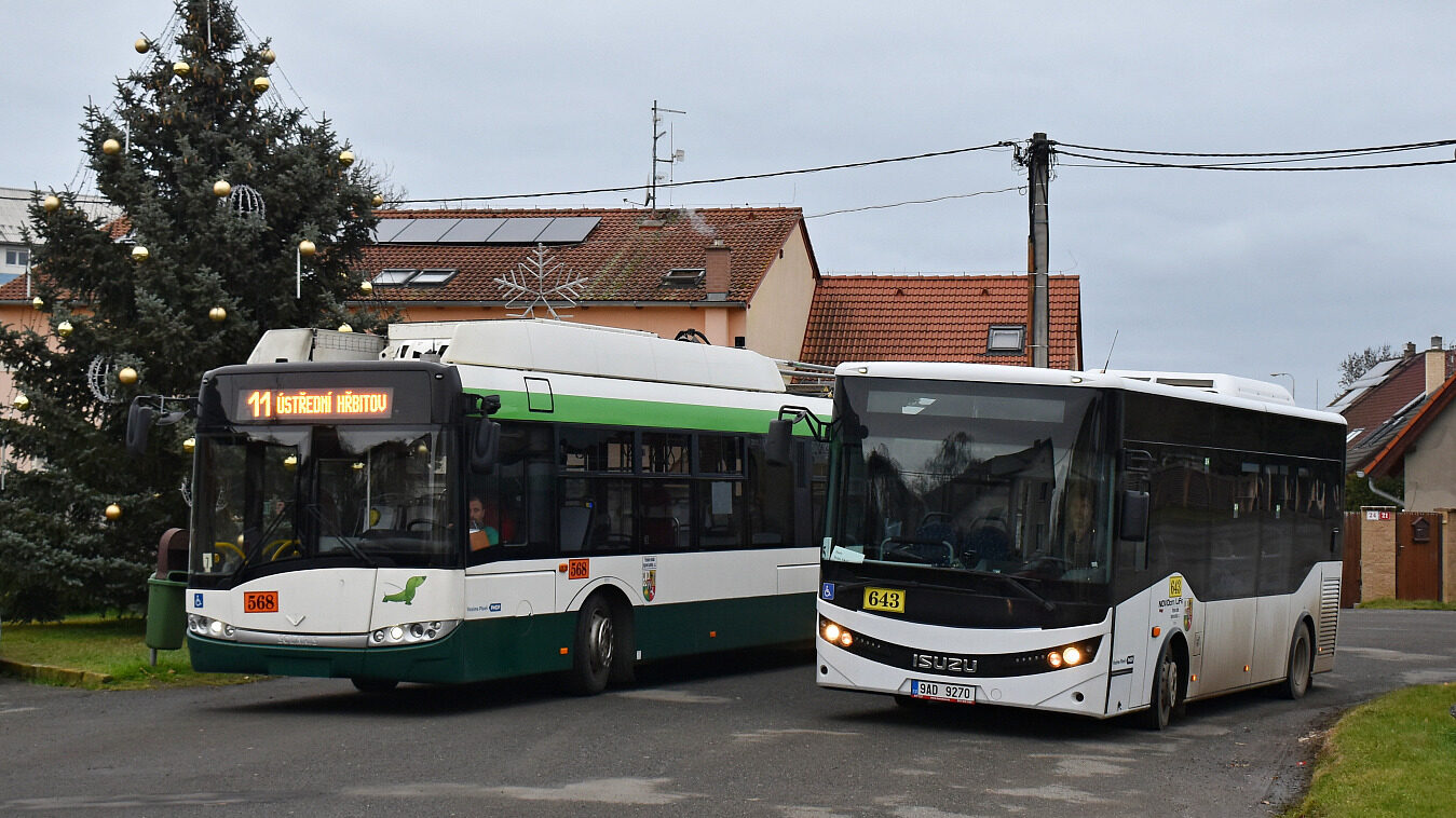 Midibus Isuzu NovoCity Life již ve vlastnictví PMDP zachycený ve společnosti trolejbusu Škoda 26 Tr ev. č. 568 v zastávce Malesice. (foto: Karel Šimána)