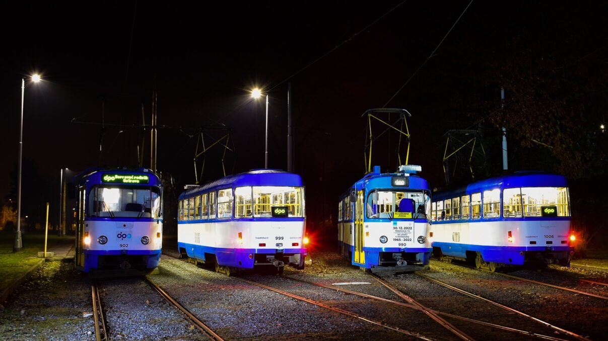 Poslední čtveřice tramvají T3SU a T3SUCS s výzbrojí TR37 v rámci večerní rozlučkové fotojízdy pro ostravský Kroužek přátel MHD. (foto: Ondřej Mikolášek)
