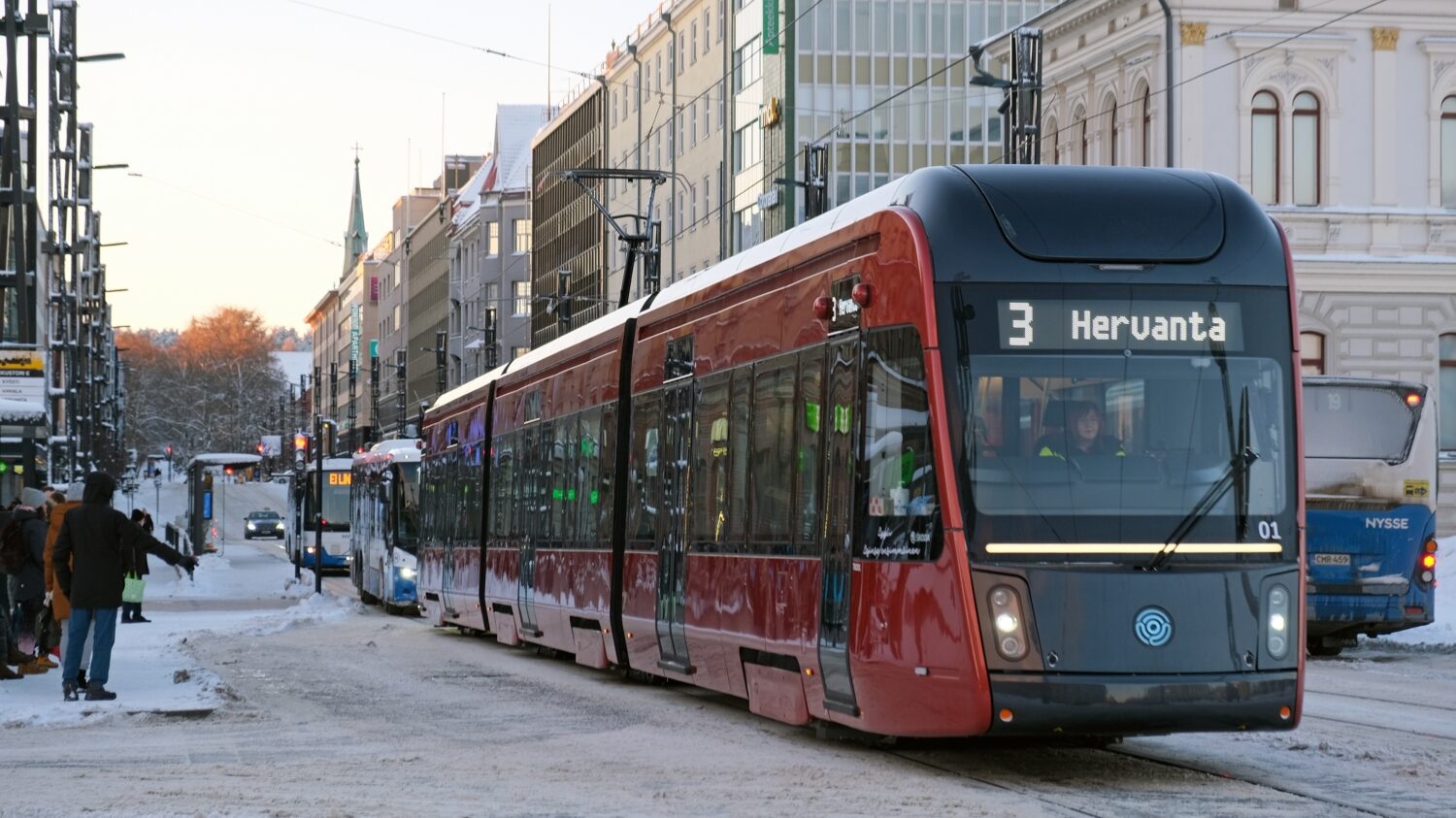Tramvaj Škoda ForCity Artic Tampere X34 v ulicích Tampere. (zdroj: Wikipedie.org foto: kallerna)
