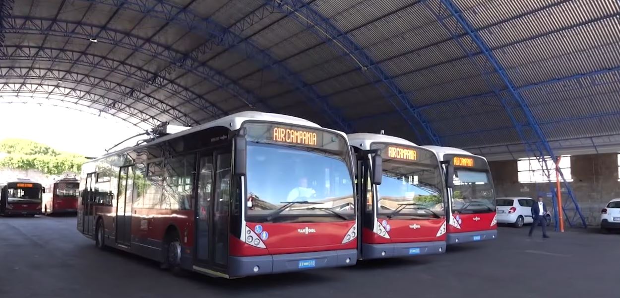 Trolejbusy jsou garážované u dopravce Air Campania. Na snímku vidíme včerejší výpravu do zkušebního provozu. (foto: ITV Online)