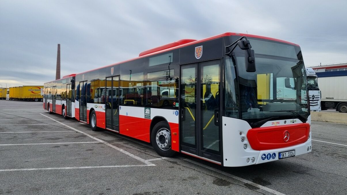 Do Znojma bude dodáno celkem 23 autobusů Mercedes-Benz Conecto. Prozatím jich je ve městě 22. (zdroj: IDS JMK)