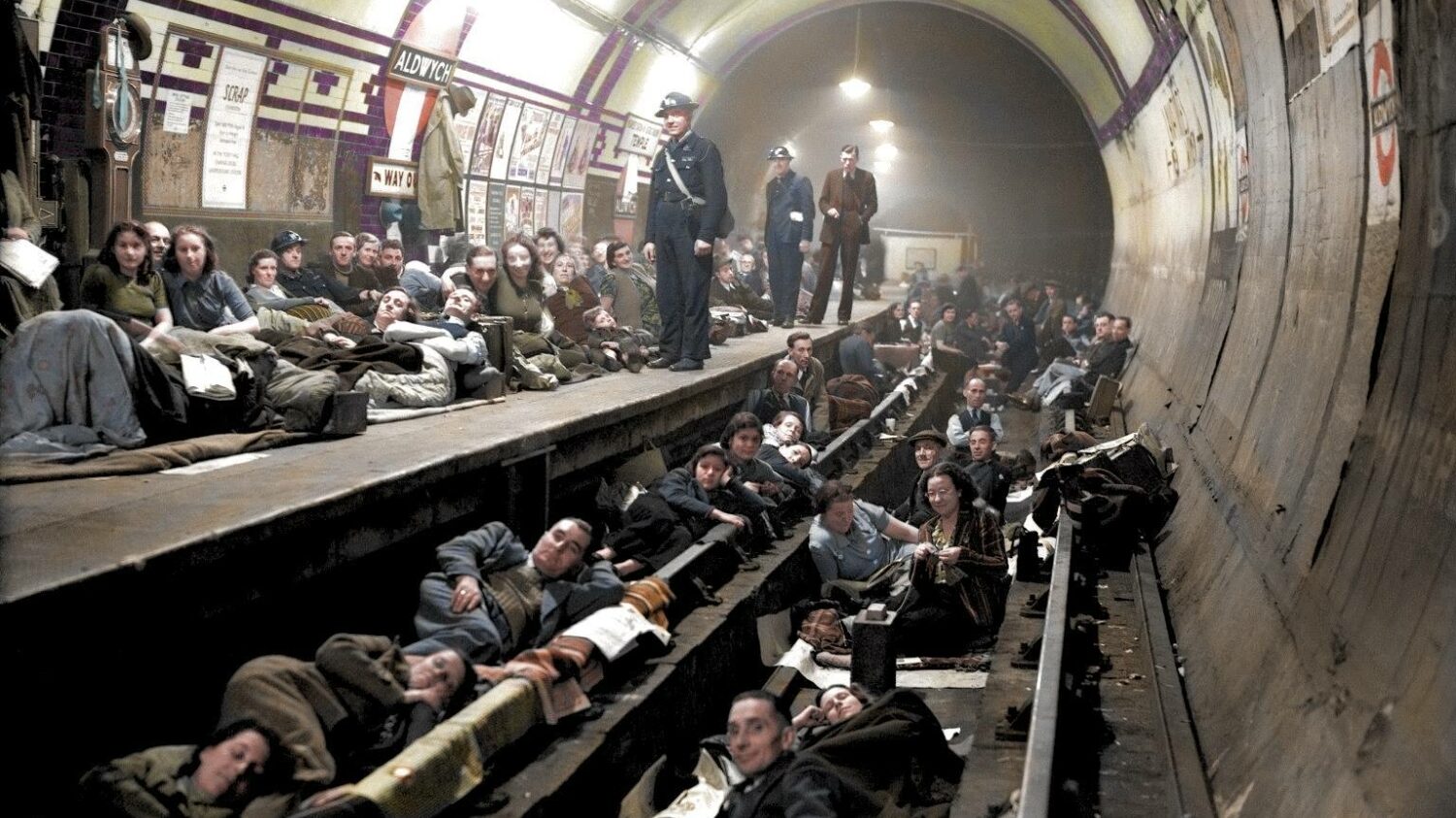 Úvodní snímek nás přenese do stanice Aldwych, která byla v září 1940 adaptována výhradně na kryt pro veřejnost. Provoz metra byl na odbočce do stanice uzavřen až do léta 1946. (zdroj: IWM; kolorováno Roystonem Leonardem)