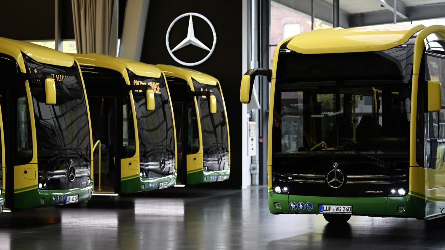 Žluto-zelených elektrobusů bylo dodáno celkem 45, většina z nich je určena pro regionální dopravu. (foto: Daimler Buses)