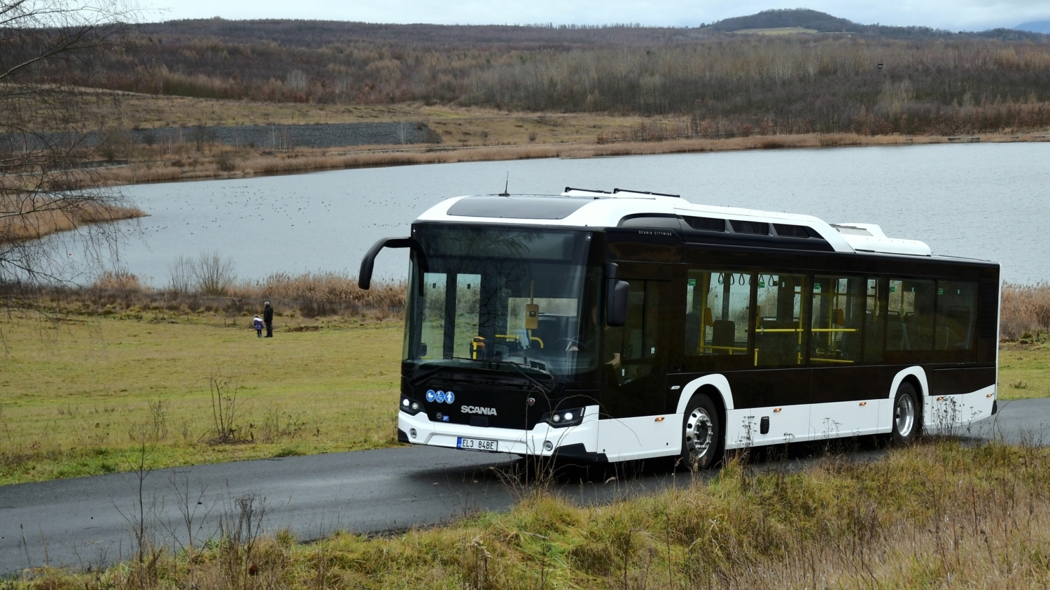 Elektrobus Scania Citywide LF BEV zavítal v rámci zkušební jízdy spojené s fotografováním k jezeru Milada, které vzniklo rekultivací někdejšího hnědouhelného dolu Chabařovice. Napouštěno bylo v letech 2001 až 2010, veřejnosti slouží od roku 2015. (foto: Petr Šašek)