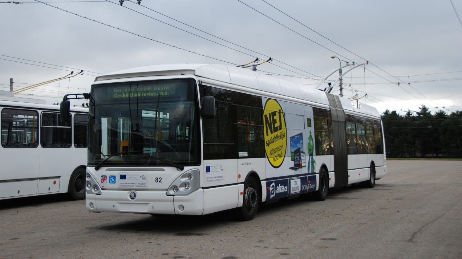 Páteř vozového parku trolejbusů v Českých Budějovicích tvoří trolejbusy Škoda 25 Tr. (foto: Libor Hinčica)