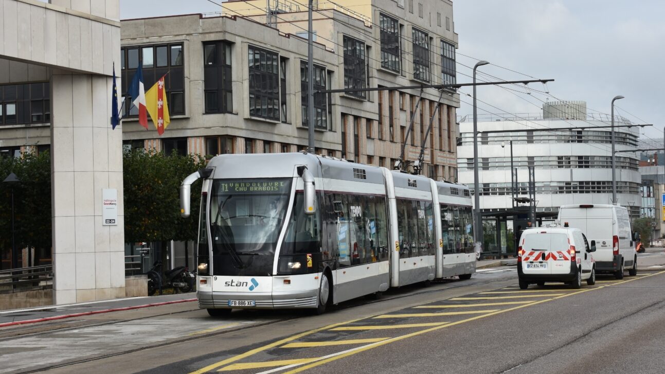 Tříčlánkový trolejbus z produkce Bombardieru byl vždy marketingově prezentován jako tramvaj na pneumatikách. Na zhruba 40 % trasy ale vodicí kolejnice vůbec nebyla instalována. (foto: Libor Hinčica)