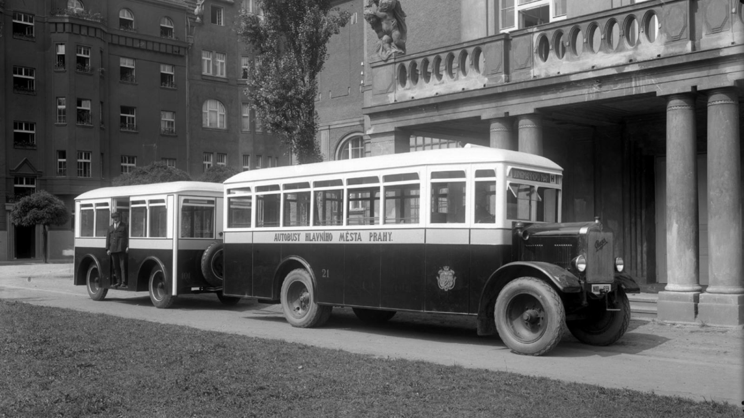 Několik autobusů Praga NO bylo upraveno i pro provoz s přívěsy. Ty se ale v pražských podmínkách příliš neosvědčily a již po pěti letech byly vyřazeny. (sbírka: archiv DPP)