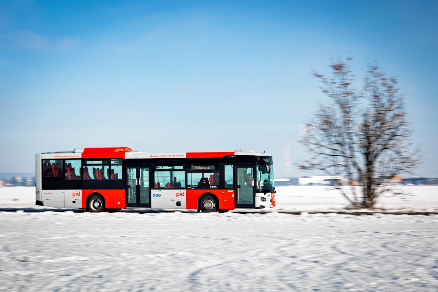 „Hrbaté“ autobusy jsou fenoménem, na který s novým Citywidem LE naskočila také Scania. Přední snížené partie střechy jsou doplněné o elegantní plenty. (foto: Scania Czech Republic)