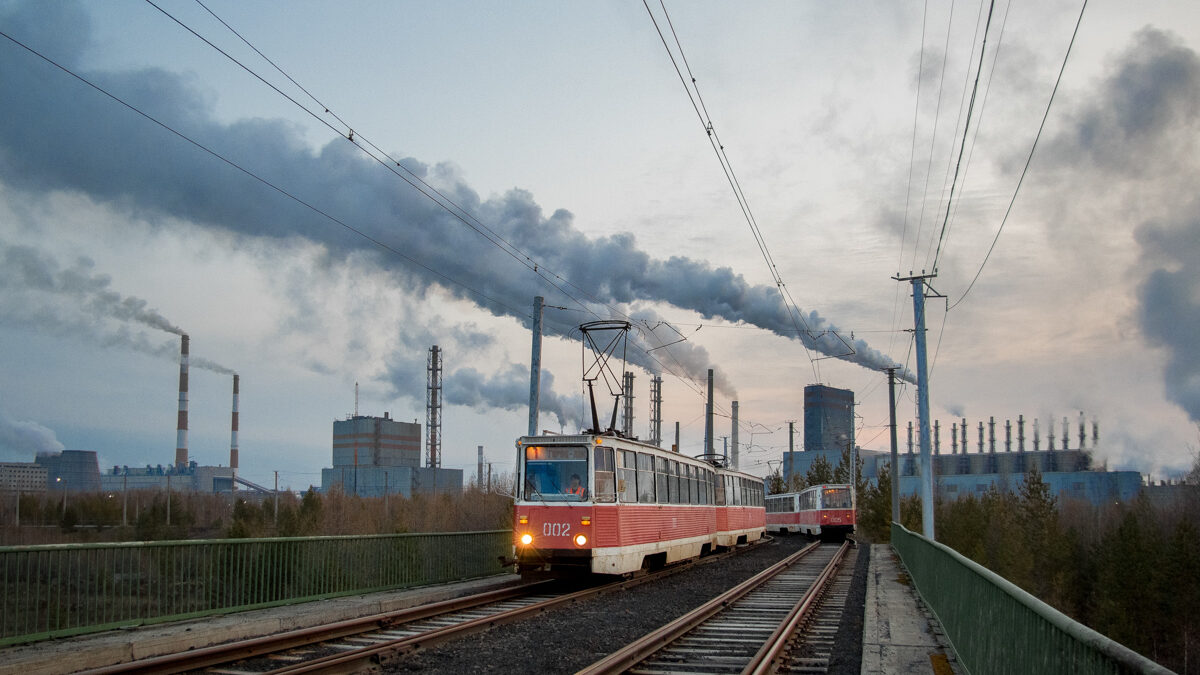 Míjení souprav tramvají KTM-5M3, resp. 71-605 u monumentálního dřevozpracujícího závodu. (zdroj: Transphoto.org; foto: Andrej Rjavicev)