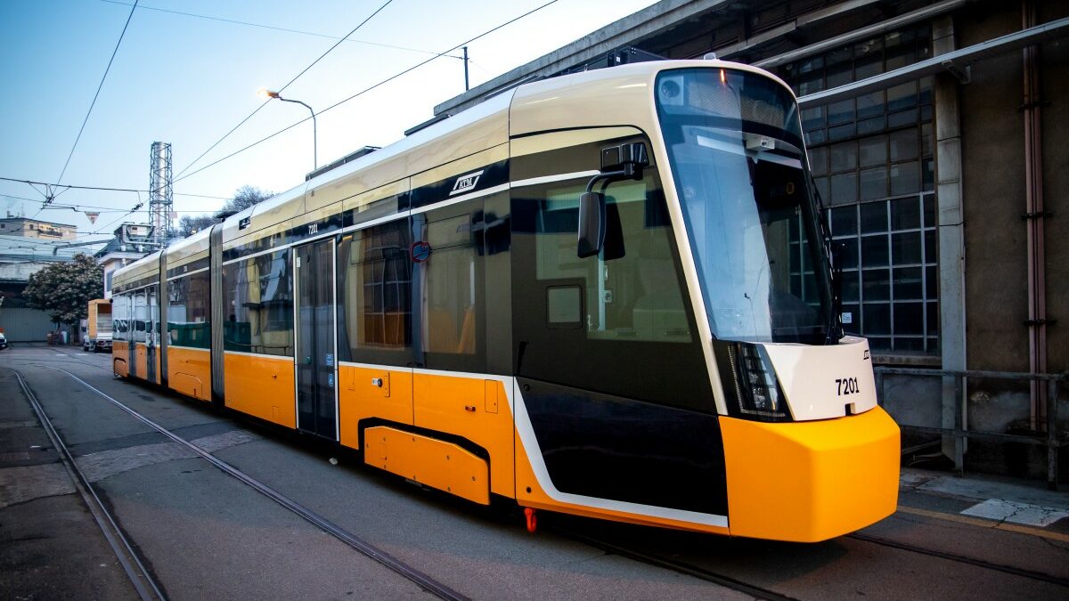 Na počátku prosince 2022 byly zahájeny dodávky nových tramvají Stadler Tramlink pro italský Milán (na snímku). Přestože jsou tyto tramvaje řazeny do rodiny Tramlinků, od výchozího konceptu se svým provedením značně odlišují. Do Alicante a výhledově do Valencie by měly zamířit tramvaje pouze s neotočnými podvozky, tedy jakási výchozí, nebo chcete-li originální verze Tramlinku. (foto: ATM)