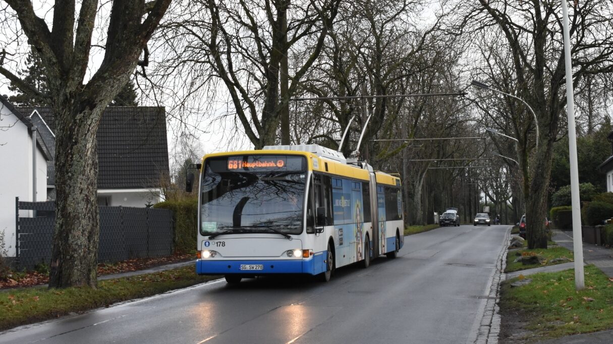 Trolejbusů Berkhof Premier AT18 bylo vyrobeno pouze 37 ks. V Solingenu, odkud pochází i tento snímek, jich jezdilo 15. Poslední dosloužily dne 31. 1. 2023. (foto: Libor Hinčica)