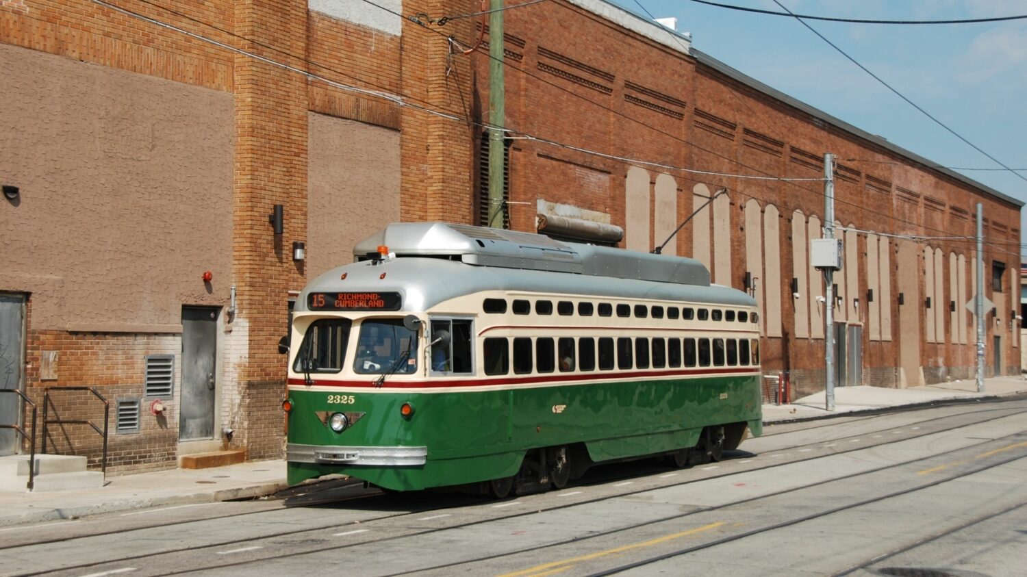 Tramvaj PCC II ev. č. 2325 zachycená ve Philadelphii v roce 2016. (foto: Libor Hinčica)