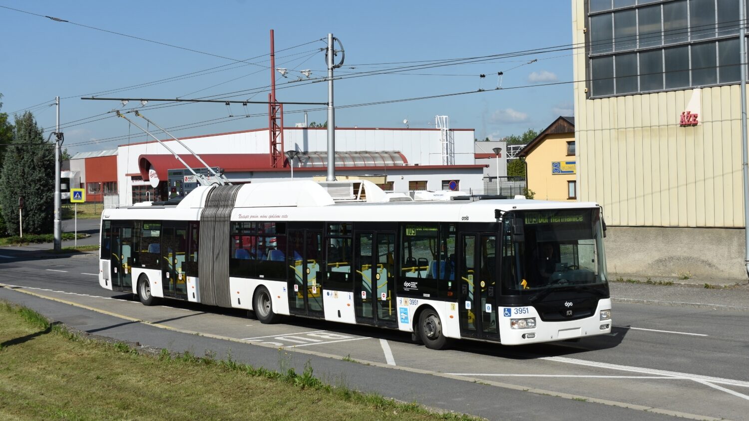 Ve flotile trolejbusů ostravského DP se nachází i jediný vyrobený trolejbus SOR TNB 18 z roku 2009. (foto: Libor Hinčica)