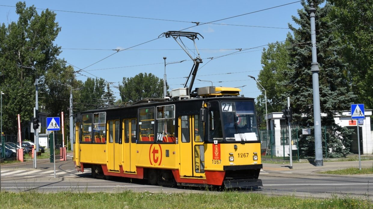 Vůz ev. č. 1267 z roku 1989 prozatím stále patří mezi provozní vozy Konstal 105Na ve Varšavě. Právě vyřazené vozy číselné série 12xx (21 ks) a 13xx (2 ks) by nicméně měly do Konotopu zamířit. (foto: Libor Hinčica)