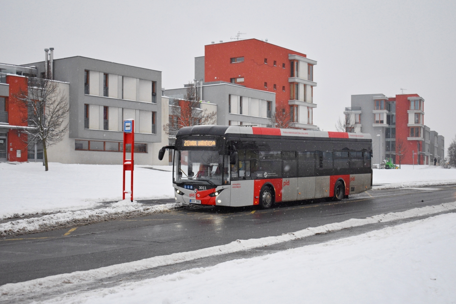 V pátek 16. 12. 2022 zastavil za silného sněžení v zastávce Nové Pitkovice elektrobus Škoda 36 BB E’CITY ev. č. 3011, jenž byl nasazený na pořadí 213/3. Mimo něj bylo toho dne v provozu dalších 5 vozů. (foto: Matěj Stach)