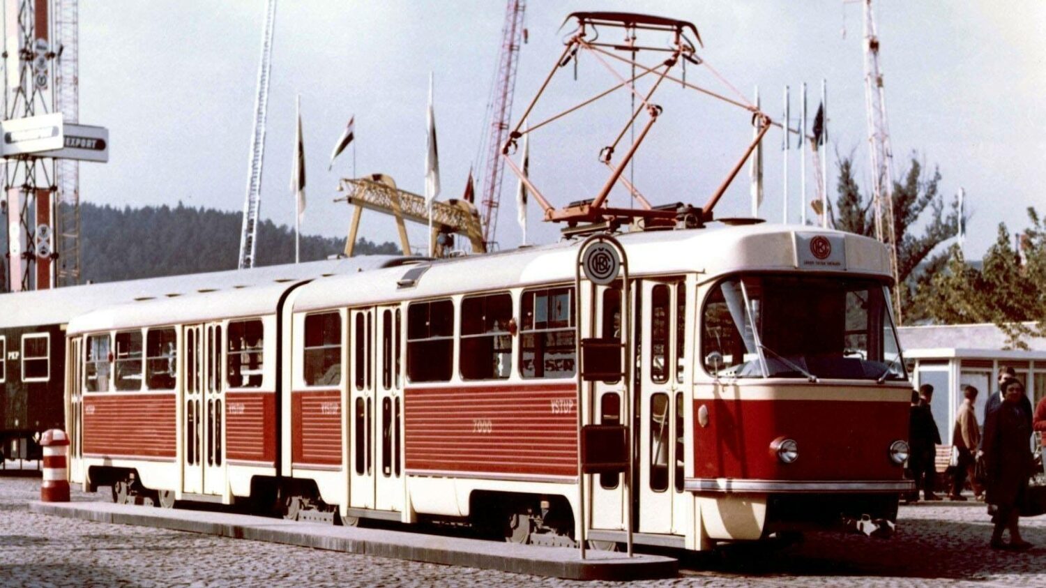 Prototyp tramvaje K2 sice nesl ev. č. 7000 stejně jako dnešní retro tramvaj téhož typu pražského DP, bylo tomu tak ale až na veletrhu v Brně, nikoli během působení v Praze. S číslem 7000 byl vůz následně nasazován do provozu v Mostě a Litvínově. (foto: ČKD Tatra, sbírka: Jindřich Sulek)
