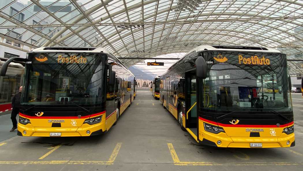Ve švýcarském kantonu Graubünden vyjely do provozu čtyři z pěti objednaných autobusů Scania Citywide LF BEV. (foto: PostAuto)
