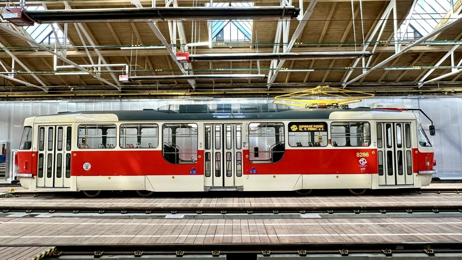 První z 65 nových tramvají T3R.PLF má do provozu vyjet 6. 3. 2023 na linku číslo 13. (foto: DPP Dan Šabík)