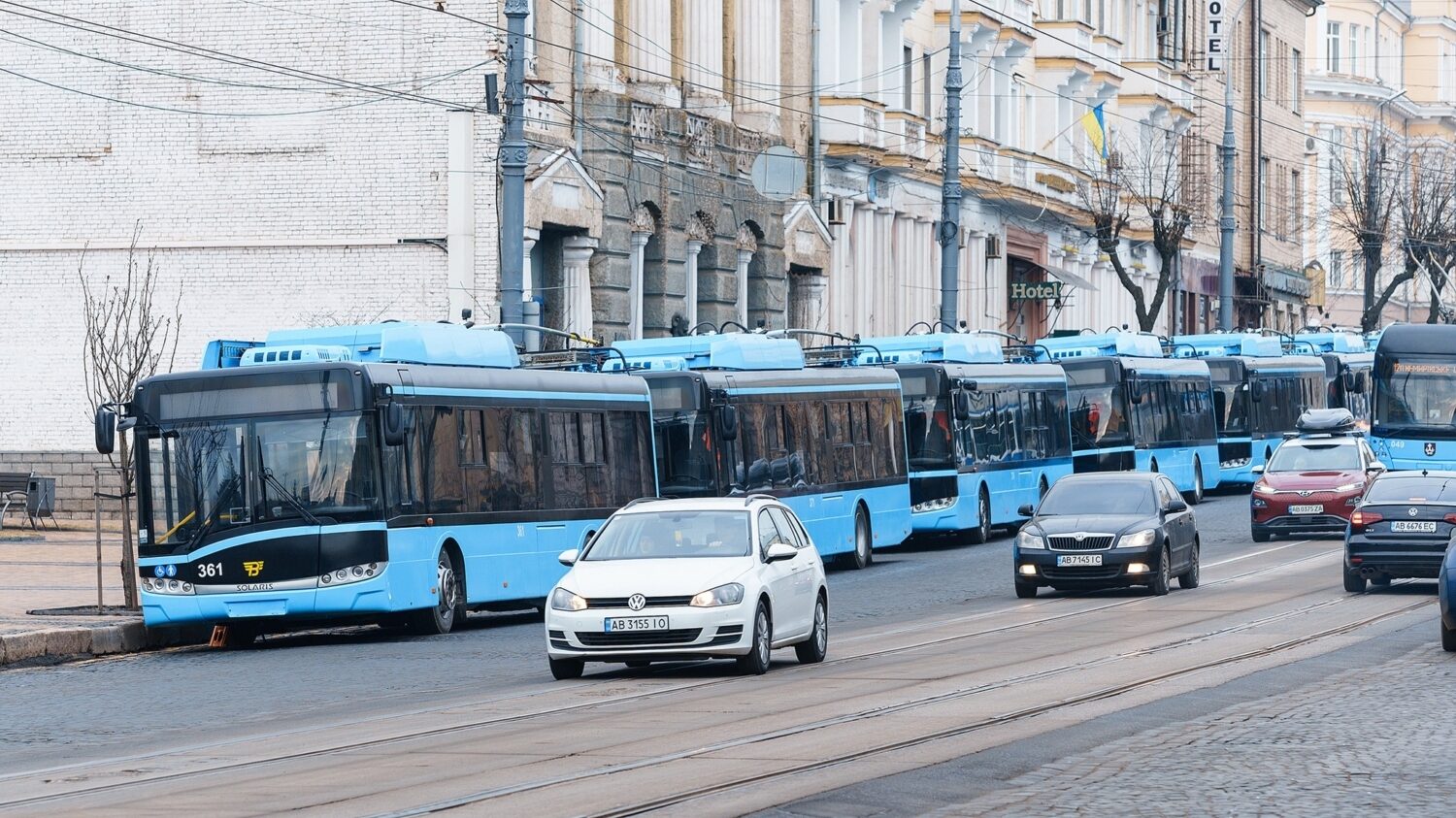 Přelakované trolejbusy Trollino 12 seřazené v rámci prezentace novinářům. (foto: město Vinnycja)
