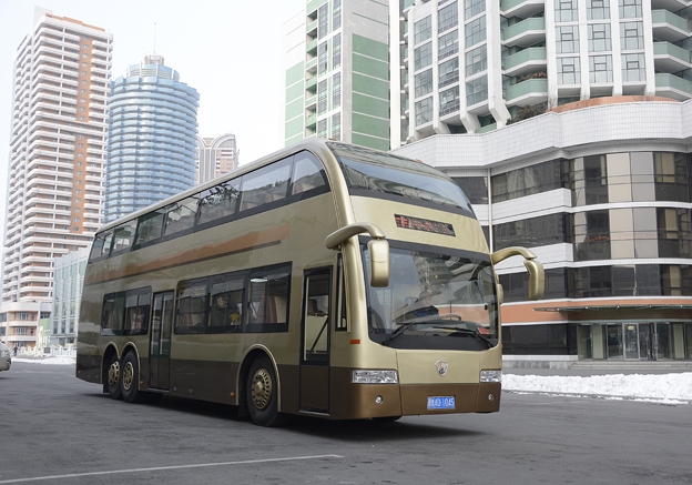 Patrně prototyp nového patrového autobusu severokorejské produkce, jenž měl začít sloužit cestujícím na počátku roku 2020. (zdroj: KCNR)