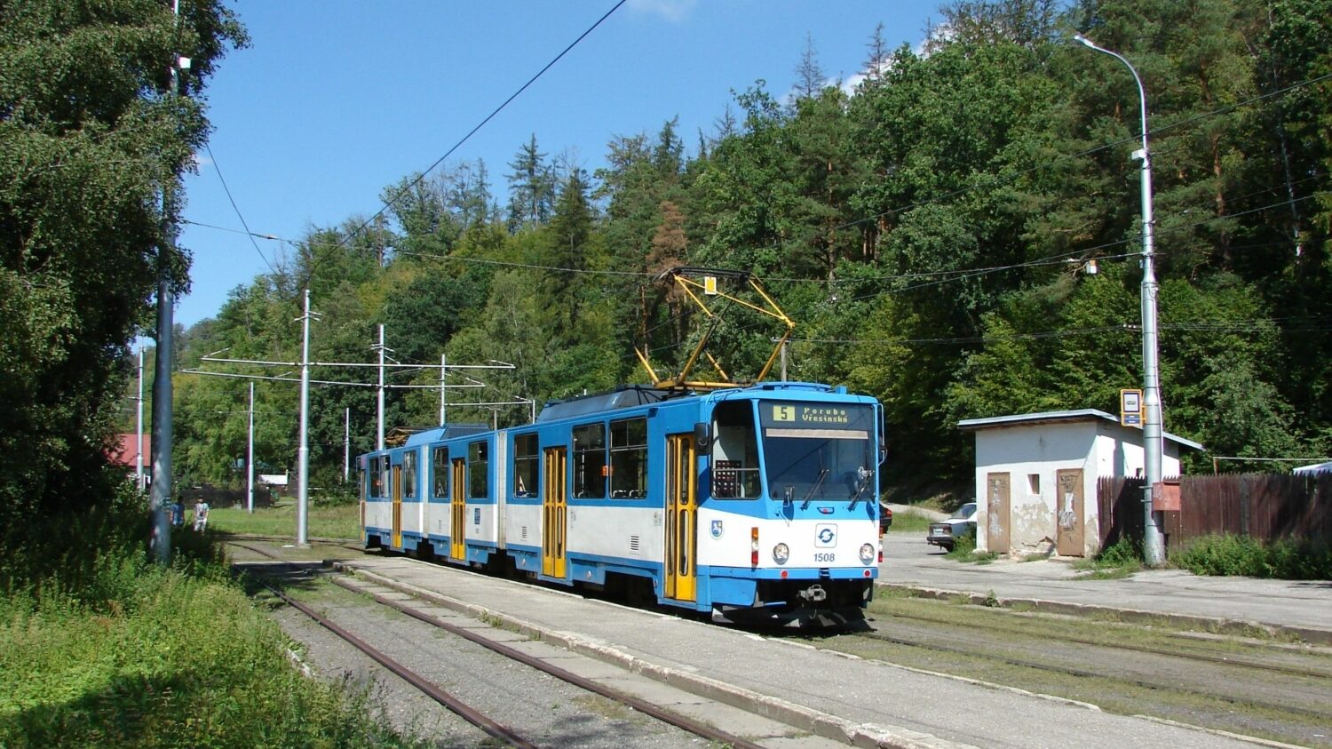 Ostrava pořídila celkem 16 tramvají KT8D5, včetně jednoho ze dvou prototypů. V letech 2004 až 2011 byly všechny vozy rekonstruovány na jednosměrné provedení. Na snímku vidíme poslední z tramvají v původním obousměrném provedení odpočívat v červencovém slunci v roce 2008 na konečné Zátiší. (foto: Libor Hinčica)