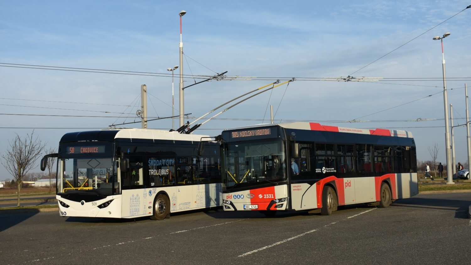 Trolejbus Škoda 36 Tr pózuje vedle autobusu Solaris Urbino 10,5 v prostranství terminálu Letňany. (foto: Libor Hinčica) 