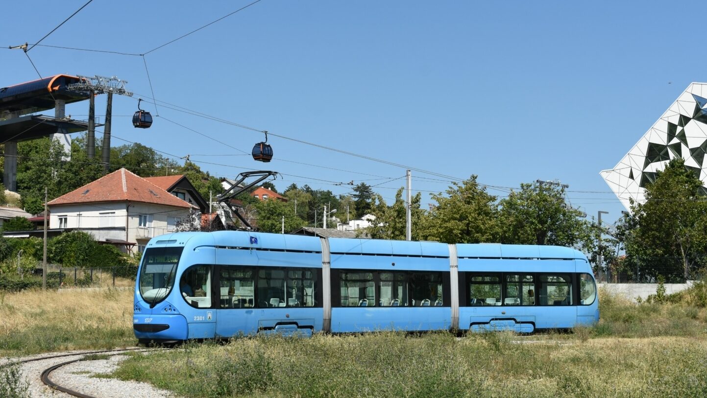 Tramvaje TMK 2300 o délce 20,7 m byly vyrobeny pro Záhřeb pouze dvě. Momentálně slouží prakticky výhradně na trase linky číslo 15. Na snímku ze srpna 2022 je zachycen vůz ev. č. 2301 ve smyčce Gračansko Dolje, odkud je možné pokračovat lanovkou na 1035 m vysokou horu Sljeme. Lanovka byla v roce 2007 uzavřena a nákladně rekonstruována. Do provozu se ji podařilo znovu uvést až v roce 2022, přičemž původní rozpočet byl významně překročen. Navíc se rozpoutala aféra kolem spodní stanice lanové dráhy (která na snímku vyčuhuje napravo), která byla označena jako krádež autorského díla budovy společnosti Deloitte v norském Oslu… (foto: Libor Hinčica)