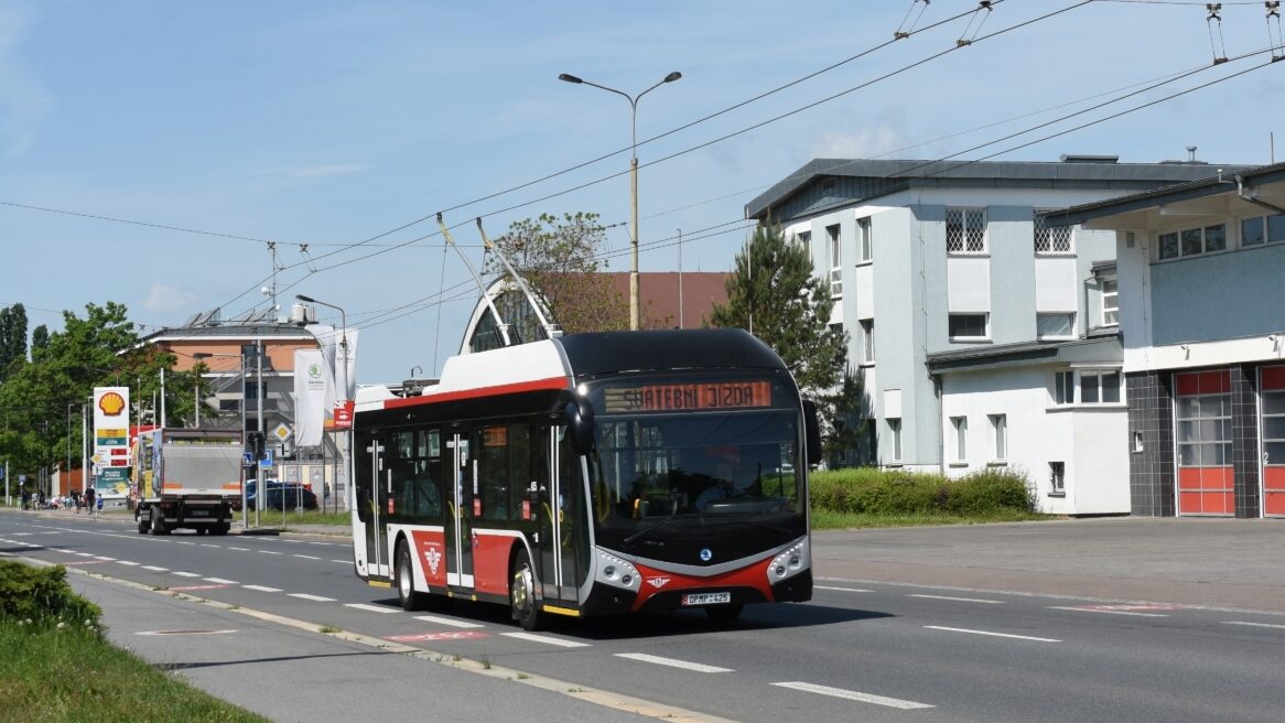 Trolejbus Škoda 32 Tr v Pardubicích v květnu 2022. (foto: Libor Hinčica)