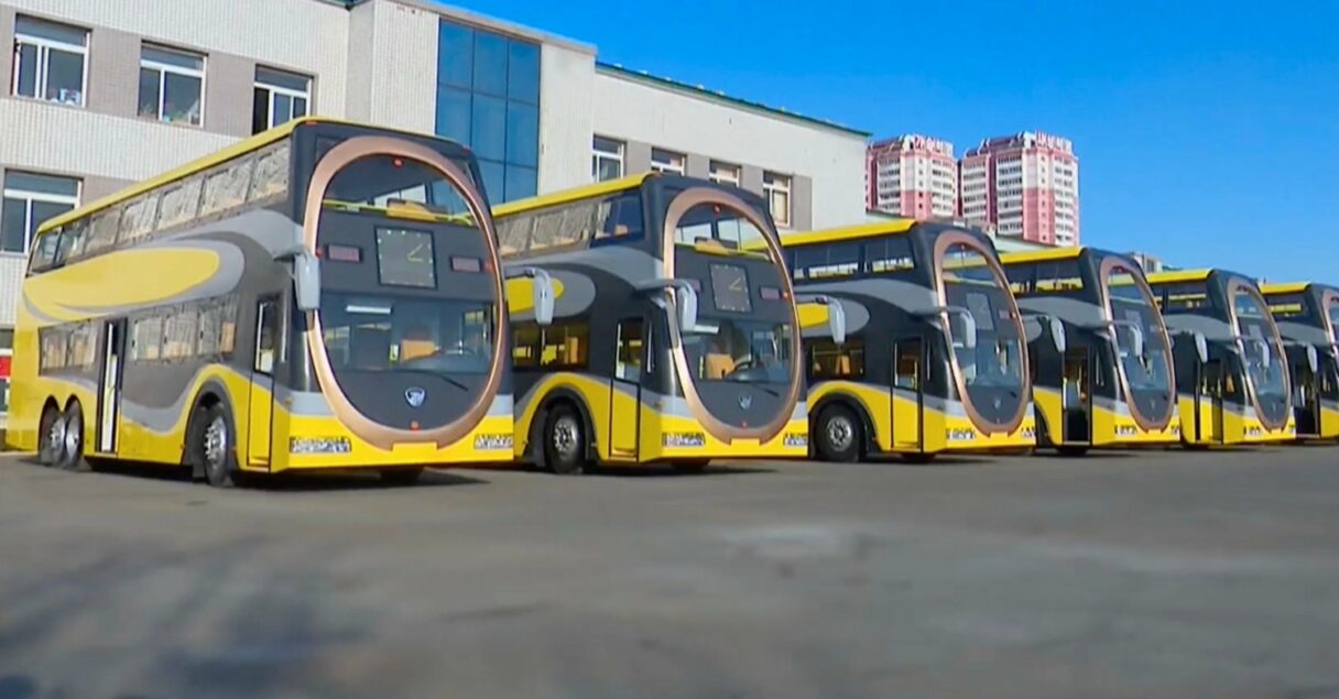 Severní Korea se pochlubila novými patrovými autobusy