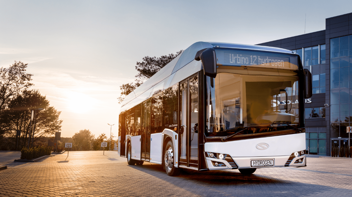 Solaris se v uplynulých letech vyprofiloval jako leader trhu s vodíkovými autobusy v Evropě. Zklamání provozovatelů z vysokých provozních nákladů vodíkových flotil v Evropě prozatím zaniká v halekání o zajištění zelené budoucnosti kontinentu za každou cenu. (foto: Solaris Bus & Coach)