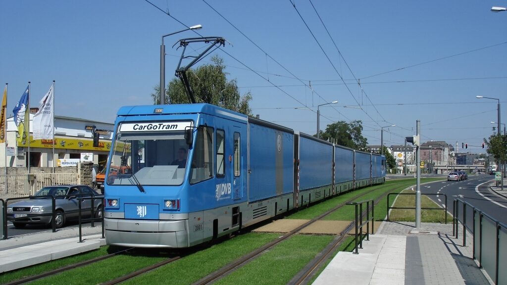 Dne 29. 8. 2005 zachytil fotograf nákladní tramvaj CarGoTram v zastávce Cottaer Straße. (zdroj: flickr.com; foto: kaffeeeinstein)